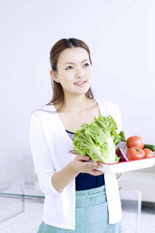 东方人,一个人,客厅,站,举,捧,笑,微笑,露齿笑,竖图,俯视,室内,白天,地板,沙发,桌子,黄瓜,西红柿,洋葱,托盘,亚洲,仅一个年轻女性,仅一个女性,仅一个人,握,围裙,墙,生菜,莴苣,地面,拿,拿着,黄种人,木地板,墙壁,墙面,托,站着,握着,起居室,布艺沙发,春菜,鹅仔菜,莴仔菜,千金菜,叶用莴苣,年轻女性,女人,女性,亚洲人,圆葱,洋葱头,球葱,青瓜,胡瓜,番茄,端,端着,举起,举手,举着,捧着,手捧,向上举,向上伸,向上托,站立,半身,彩图,高角度拍摄