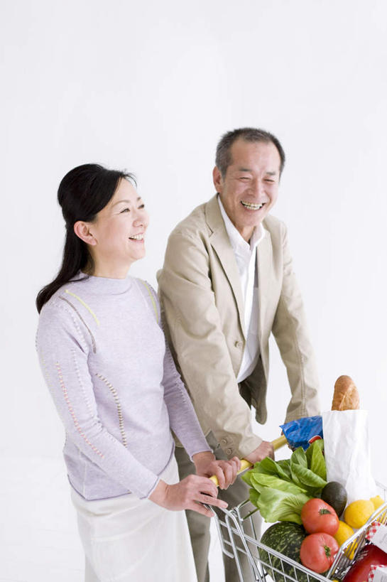 点心,面包,东方人,中年人,家庭,夫妻,站,笑,微笑,露齿笑,竖图,俯视,室内,白天,白色背景,爱情,购物,消费,南瓜,蔬菜,西红柿,叶子,购物车,亚洲,一堆,许多,堆叠,堆积,新鲜,金瓜,青菜,食品,面点,绿叶,浪漫,注视,黄种人,番瓜,食物,糕点,观察,看,站着,温暖,温馨,一家人,嫩叶,恩爱,金融,恋人,摄影,有机食品,绿色食品,影棚,观看,堆,麦瓜,倭瓜,和睦,察看,关注,选购,贸易,血拼,男人,男性,女人,女性,中年男性,中年女性,亚洲人,夫妇,情侣,叶,叶片,番茄,站立,半身,彩图,高角度拍摄,影棚拍摄,拍摄,伴侣,融洽