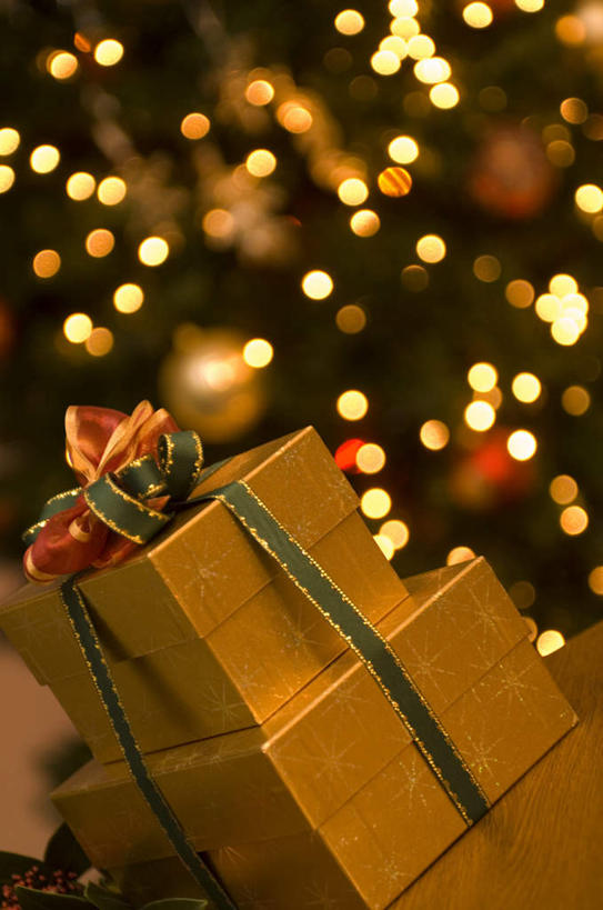 无人,竖图,俯视,室内,白天,礼盒,礼物,圣诞节,阴影,节日,朦胧,模糊,庆祝,装饰,光线,丝绸,丝带,影子,纸盒,灯光,缎带,文化,绸带,盒子,装饰品,包装盒,装饰物,礼品盒,庆典,叠加,礼品,纪念,华丽,修饰,点缀,闪烁,饰物,衬托,美观,雅致,雅观,彩图,高角度拍摄