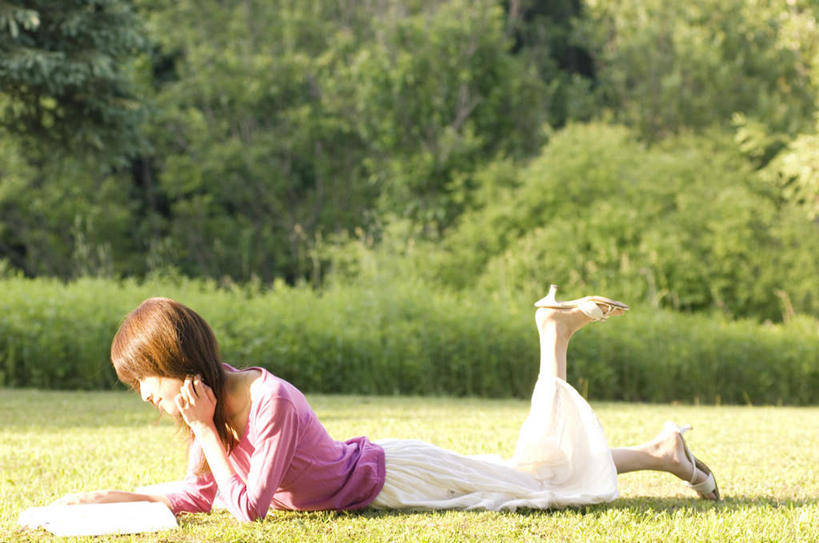 东方人,一个人,横图,室外,白天,侧面,阅读,草地,草坪,美景,树林,植物,报纸,书籍,亚洲,仅一个年轻女性,仅一个女性,仅一个人,许多,撑,学习,阴影,光线,影子,景观,抬腿,托腮,注视,黄种人,草,树,树木,绿色,阳光,自然,观察,看,趴着,托,景色,浏览,生长,成长,观看,察看,关注,自然风光,托下巴,年轻女性,女人,女性,亚洲人,书,图书,趴,彩图,全身