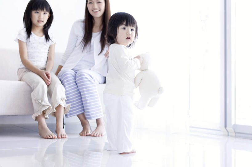 东方人,儿童,三个人,家庭,母亲,女儿,坐,笑,微笑,露齿笑,横图,室内,白天,正面,游戏,纯洁,窗户,沙发,亚洲,握,玩偶,墙,拿,玩,拿着,注视,黄种人,娱乐,玻璃窗,墙壁,墙面,小孩,观察,看,休闲,温暖,温馨,母女,一家人,赤脚,可爱,母爱,童年,童趣,握着,观看,活动,和睦,察看,发泄,关注,消遣,智力,布艺沙发,童真,烂漫,无邪,宣泄,天真,年轻女性,女孩,女人,女性,亚洲人,孩子,年轻人,玩耍,嬉戏,坐着,半身,彩图,融洽,女生