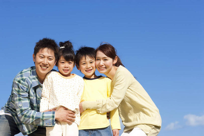 东方人,儿童,家庭,夫妻,母亲,父亲,女儿,儿子,站,蹲,抱,笑,微笑,露齿笑,横图,室外,白天,正面,爱情,旅游,度假,纯洁,亚洲,阴影,光线,影子,云,云朵,浪漫,云彩,注视,黄种人,娱乐,小孩,蓝色,白云,蓝天,天空,阳光,天,观察,看,站着,享受,休闲,温暖,温馨,父女,父子,母女,母子,一家人,恩爱,放松,父爱,可爱,母爱,童年,童趣,恋人,晴朗,抱着,观看,和睦,察看,搂着,关注,童真,烂漫,无邪,天真,男孩,男人,男性,年轻男性,年轻女性,女孩,女人,女性,亚洲人,孩子,年轻人,夫妇,情侣,晴空,蹲着,怀抱,搂,搂抱,相抱,拥抱,站立,半身,彩图,伴侣,融洽,男生,女生