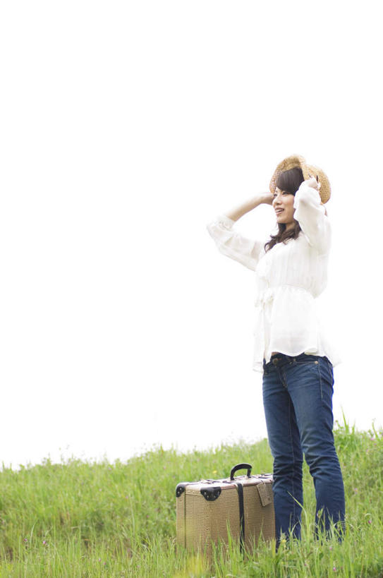 东方人,一个人,站,举,笑,微笑,露齿笑,竖图,室外,白天,侧面,旅游,度假,草地,草坪,植物,帽子,亚洲,仅一个年轻女性,仅一个女性,仅一个人,握,拉杆箱,旅行箱,拿,拿着,礼帽,黄种人,娱乐,草,蓝色,绿色,蓝天,天空,行李箱,箱子,天,托,站着,享受,休闲,放松,握着,晴朗,出差,万里无云,年轻女性,女人,女性,亚洲人,晴空,晴空万里,举起,举手,举着,向上举,向上伸,向上托,站立,彩图,全身,旅行