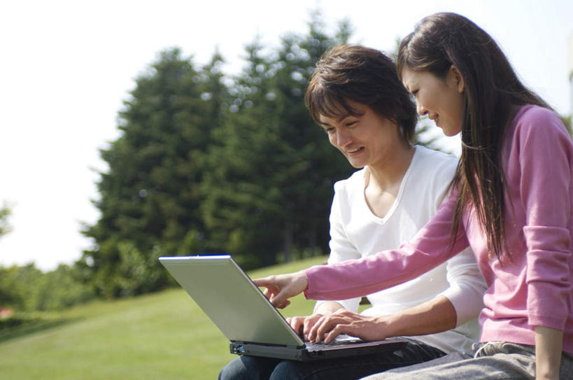 东方人,家庭,夫妻,坐,笑,微笑,露齿笑,横图,室内,白天,侧面,爱情,旅游,度假,电脑,笔记本电脑,草地,草坪,美景,树林,植物,亚洲,许多,敲打,指,网络,景观,浪漫,注视,黄种人,娱乐,输入,通讯设备,草,树,树木,蓝色,绿色,蓝天,天空,自然,天,按,打字,观察,看,享受,休闲,温暖,温馨,一家人,景色,恩爱,放松,搭,恋人,生长,晴朗,成长,观看,点击,敲击,和睦,察看,无线,搭着,关注,自然风光,通信设备,无线网络,无线上网,便携式电脑,万里无云,按键,手提电脑,男人,男性,年轻男性,年轻女性,女人,女性,亚洲人,年轻人,夫妇,情侣,晴空,晴空万里,坐着,半身,彩图,伴侣,融洽