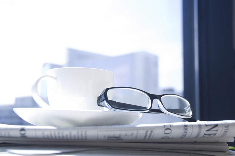 无人,高楼大厦,横图,室内,白天,正面,度假,阅读,美景,窗户,桌子,城市风光,标志建筑,城市,大厦,地标,建筑,摩天大楼,杂志,杯子,学习,瓷器,眼镜,景观,咖啡杯,陶瓷制品,娱乐,建设,玻璃窗,蓝色,蓝天,天空,天,看,享受,休闲,景色,放松,读书,浏览,晴朗,瓷杯,近视眼镜,万里无云,晴空,晴空万里,彩图,大楼,高层建筑,高楼,摩天楼