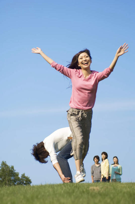 东方人,伙伴,朋友,站,跳,举,笑,微笑,露齿笑,竖图,室外,白天,正面,锻炼,旅游,度假,游戏,友谊,运动,草地,草坪,美景,树林,植物,亚洲,五个人,许多,弯腰,景观,许多人,玩,注视,黄种人,娱乐,草,树,树木,蓝色,绿色,蓝天,天空,自然,天,观察,看,托,站着,一群人,享受,休闲,跳山羊,景色,放松,生长,晴朗,成长,观看,活动,察看,发泄,关注,消遣,智力,自然风光,跳马,万里无云,宣泄,弯身,跳背,体育,友情,男人,男性,年轻男性,年轻女性,女人,女性,亚洲人,晴空,晴空万里,举起,举手,举着,跳跃,玩耍,嬉戏,向上举,向上伸,向上托,站立,彩图,全身,健身