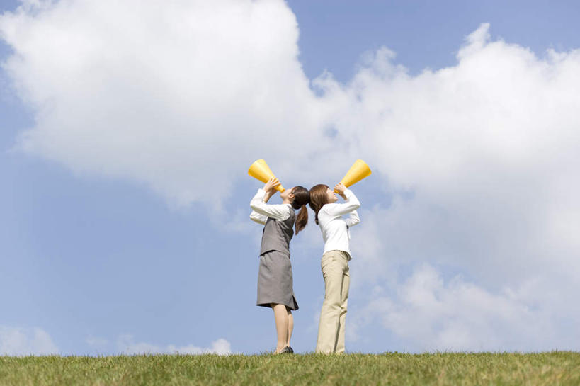 东方人,两个人,伙伴,朋友,站,举,笑,微笑,露齿笑,横图,室外,白天,侧面,旅游,度假,友谊,安全,草地,草坪,植物,亚洲,握,圆锥,云,云朵,拿,云彩,拿着,依靠,注视,黄种人,娱乐,草,蓝色,绿色,白云,蓝天,天空,话筒,天,看,托,倚靠,站着,背靠背,享受,休闲,放松,背对背,握着,晴朗,麦克风,关注,扩音器,传声器,微音器,信任,友情,年轻女性,女人,女性,亚洲人,晴空,举起,举手,举着,抬头,向上举,向上伸,向上托,仰头,站立,彩图,全身