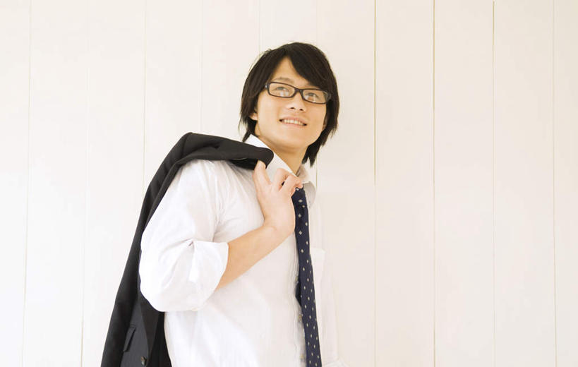 东方人,一个人,商务人士,商务男性,站,举,笑,微笑,露齿笑,横图,室内,白天,侧面,衬衫,亚洲,仅一个男性,仅一个人,握,套装,眼镜,墙,拿,拎,拿着,注视,黄种人,墙壁,墙面,仅一个年轻男性,观察,看,托,站着,握着,观看,察看,关注,商务装,近视眼镜,工薪阶层,男人,男性,年轻男性,亚洲人,白领,上班族,举起,举手,举着,向上举,向上伸,向上托,站立,半身,彩图,衬衣,拎着