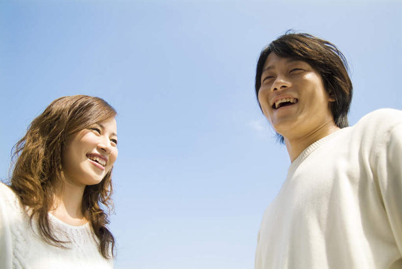 东方人,家庭,夫妻,站,笑,微笑,露齿笑,横图,室外,白天,仰视,爱情,旅游,度假,亚洲,浪漫,注视,黄种人,娱乐,蓝色,蓝天,天空,天,低头,观察,看,站着,张嘴,享受,休闲,温暖,温馨,一家人,恩爱,放松,恋人,晴朗,观看,和睦,察看,关注,张大嘴巴,万里无云,男人,男性,年轻男性,年轻女性,女人,女性,亚洲人,年轻人,夫妇,情侣,晴空,晴空万里,张开嘴,站立,半身,彩图,低角度拍摄,伴侣,融洽