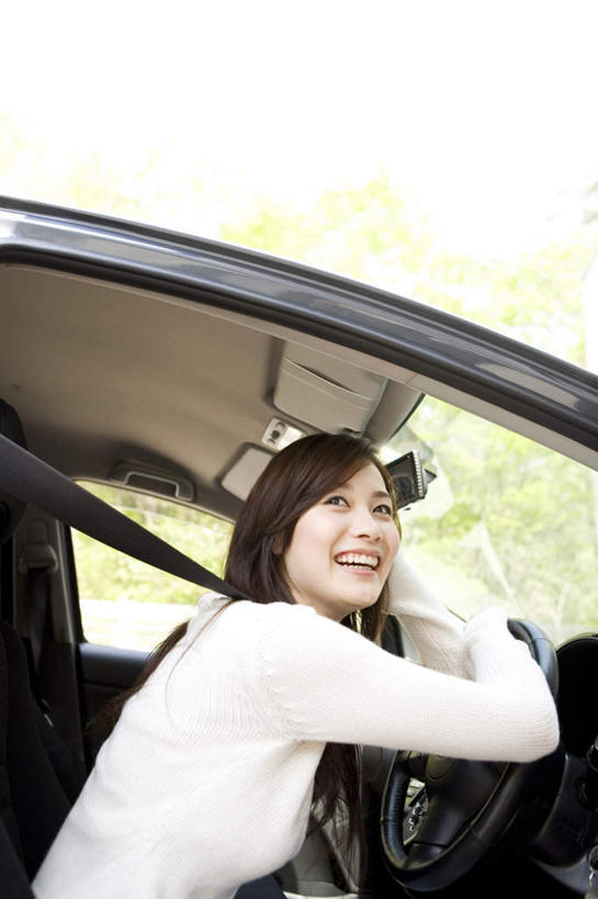 东方人,一个人,笑,微笑,露齿笑,竖图,室外,白天,侧面,旅游,度假,美景,树林,植物,汽车,亚洲,仅一个年轻女性,仅一个女性,仅一个人,许多,景观,注视,黄种人,娱乐,车,树,树木,蓝色,绿色,蓝天,天空,自然,方向盘,交通工具,轿车,天,观察,看,享受,休闲,景色,放松,生长,晴朗,成长,观看,察看,关注,自然风光,载具,作品,万里无云,年轻女性,女人,女性,亚洲人,晴空,晴空万里,半身,彩图