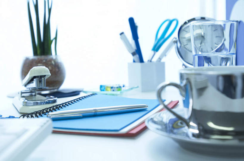 无人,横图,俯视,室内,白天,植物,窗户,落地窗,桌子,杯子,连接,修剪,组合,笔,瓷器,工具,剪刀,盆栽,办公用品,订书机,钢笔,咖啡杯,盆景,陶瓷制品,玻璃窗,文具,绿色,自然,水杯,学习用品,生长,成长,裁剪,链接,文具用品,剪子,剪裁,切割,装订,拼接,杠杆,拼凑,瓷杯,订书器,拼合,凑集,聚合,撮合,链结,缝合,茶杯,彩图,高角度拍摄