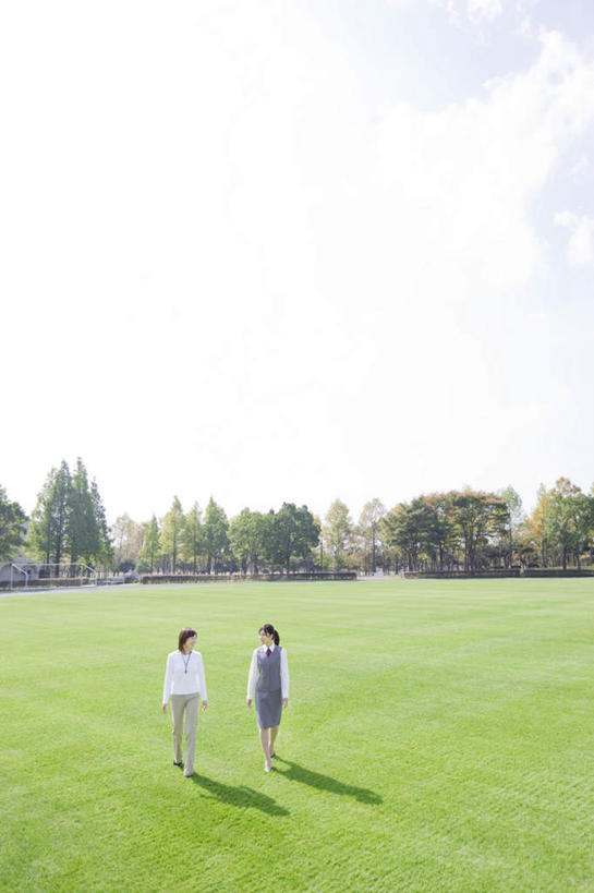 东方人,两个人,伙伴,朋友,足球场,走,竖图,俯视,室外,白天,旅游,度假,友谊,草地,草坪,美景,树林,植物,亚洲,许多,阴影,光线,影子,景观,球网,黄种人,娱乐,相视,草,树,树木,蓝色,绿色,蓝天,天空,阳光,自然,天,享受,休闲,面对面,景色,放松,生长,晴朗,成长,对视,自然风光,相对,绿茵场,万里无云,相看,友情,年轻女性,女人,女性,亚洲人,晴空,晴空万里,步行,散步,走路,彩图,高角度拍摄,全身,足球比赛场地