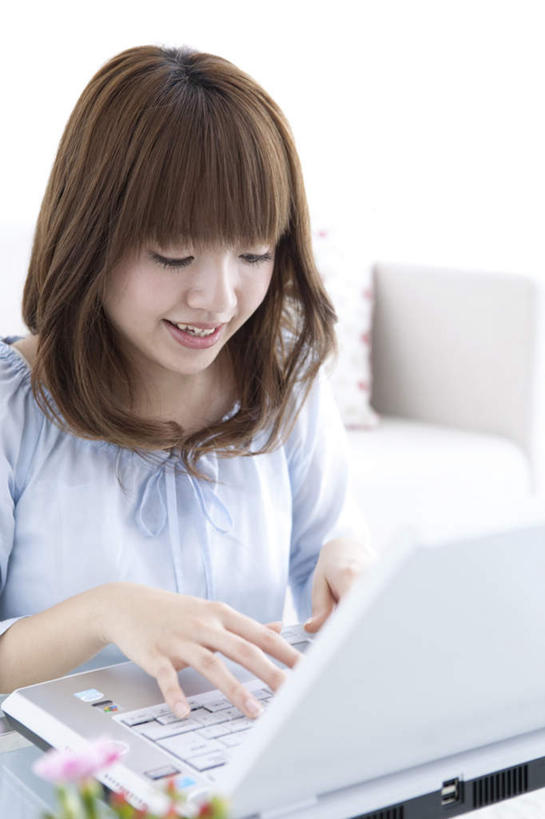 东方人,一个人,客厅,坐,笑,微笑,露齿笑,竖图,室内,白天,正面,电脑,笔记本电脑,植物,沙发,亚洲,仅一个年轻女性,仅一个女性,仅一个人,网络,盆栽,墙,盆景,注视,黄种人,通讯设备,墙壁,墙面,绿色,自然,按,观察,看,生长,成长,观看,察看,无线,起居室,关注,通信设备,无线网络,布艺沙发,无线上网,便携式电脑,手提电脑,年轻女性,女人,女性,亚洲人,坐着,半身,彩图