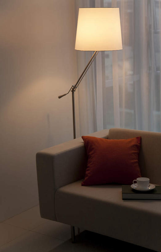 无人,家,客厅,竖图,俯视,室内,白天,别墅,窗户,窗帘,地板,家具,靠垫,落地窗,沙发,装修,建筑,杯子,书籍,照明,欧式,装饰,瓷器,房屋,墙,屋子,公寓,灯光,咖啡杯,靠枕,陶瓷制品,地面,豪华,建设,现代,装潢,洋房,楼房,木地板,玻璃窗,墙壁,墙面,住宅,灯,灯具,垫子,落地灯,室内装潢,枕头,明亮,照亮,起居室,舒适,家居装潢,照明设备,瓷杯,房屋设计,地中海风格,古典风格,简约风格,布艺沙发,室内设计,宽敞,样板房装潢,设计,书,图书,彩图,高角度拍摄,房子