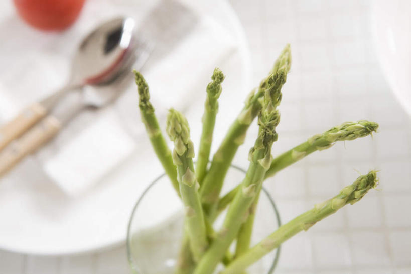 东方人,无人,横图,俯视,室内,白天,芦笋,蔬菜,西红柿,杯子,餐具,亚洲,一堆,许多,堆积,新鲜,碟子,盘,勺子,食品,黄种人,玻璃制品,食物,盘子,水杯,调羹,碟,汤匙,有机食品,绿色食品,堆,亚洲人,玻璃杯,猪尾巴,药鸡豆子,石刁柏,蚂蚁杆,龙须菜,狼尾巴根,番茄,彩图,高角度拍摄