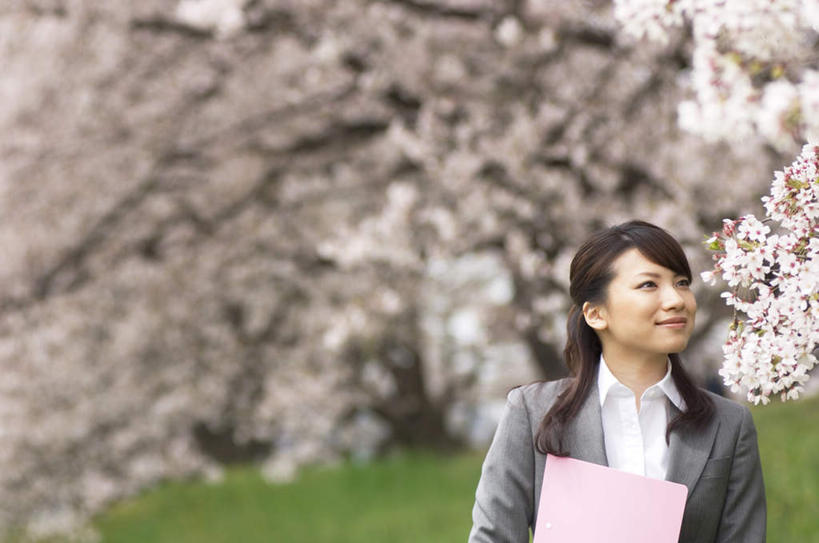 东方人,一个人,站,捧,笑,微笑,露齿笑,横图,室外,白天,正面,旅游,度假,草地,草坪,美景,树林,植物,樱花,亚洲,仅一个年轻女性,仅一个女性,仅一个人,许多,材料,档案,文件,景观,注视,黄种人,娱乐,草,树,树木,绿色,自然,资料,观察,看,站着,享受,休闲,景色,放松,生长,成长,观看,察看,关注,自然风光,文档,仙樱花,福岛樱,青肤樱,年轻女性,女人,女性,亚洲人,荆桃,端,端着,捧着,手捧,站立,半身,彩图