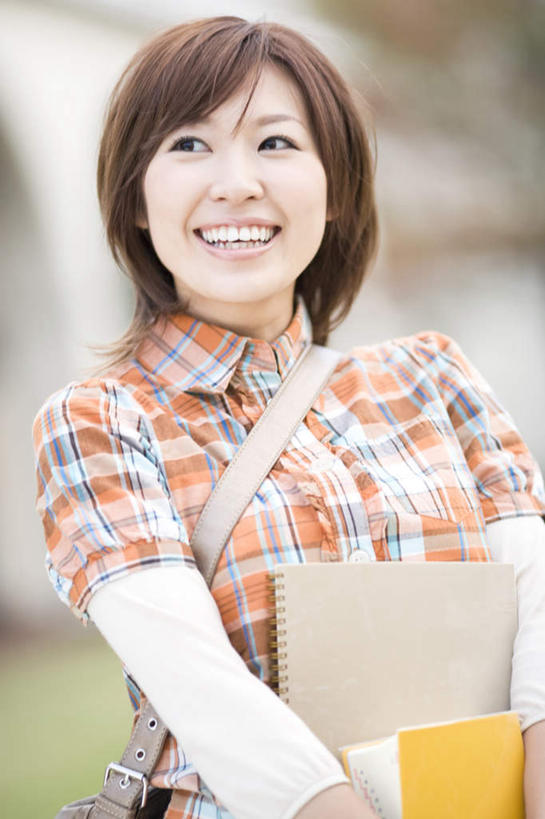 东方人,一个人,家,站,笑,微笑,露齿笑,竖图,室外,白天,正面,草地,草坪,植物,书籍,亚洲,仅一个年轻女性,仅一个女性,仅一个人,朦胧,模糊,包,皮包,房屋,屋子,注视,黄种人,楼房,住宅,草,绿色,观察,看,站着,观看,单肩包,察看,关注,年轻女性,女人,女性,亚洲人,书,图书,站立,半身,彩图,房子