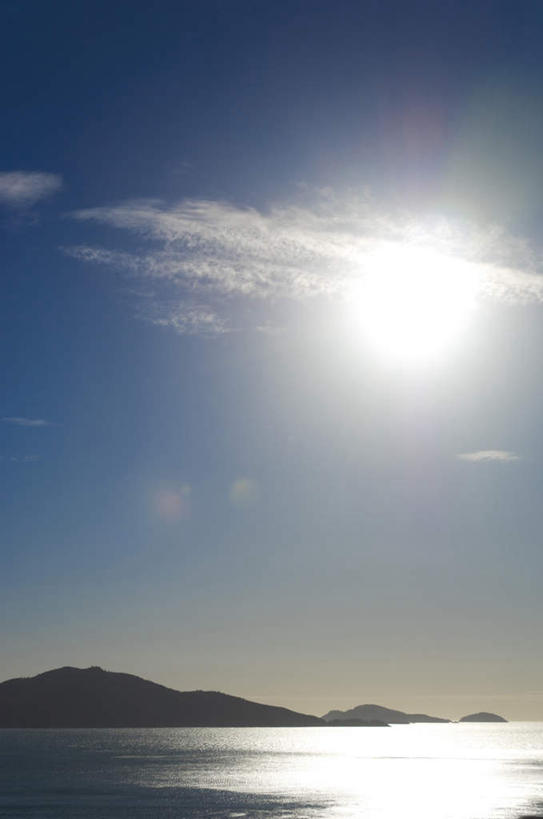 无人,竖图,室内,白天,仰视,旅游,度假,海浪,海洋,美景,山,树林,太阳,植物,许多,阴影,光线,影子,景观,浪花,山峰,山峦,娱乐,树,树木,蓝色,绿色,蓝天,天空,阳光,自然,海水,天,享受,休闲,景色,放松,生长,晴朗,成长,自然风光,海景,万里无云,大海,风浪,海,海水的波动,近岸浪,涌浪,晴空,晴空万里,彩图,低角度拍摄