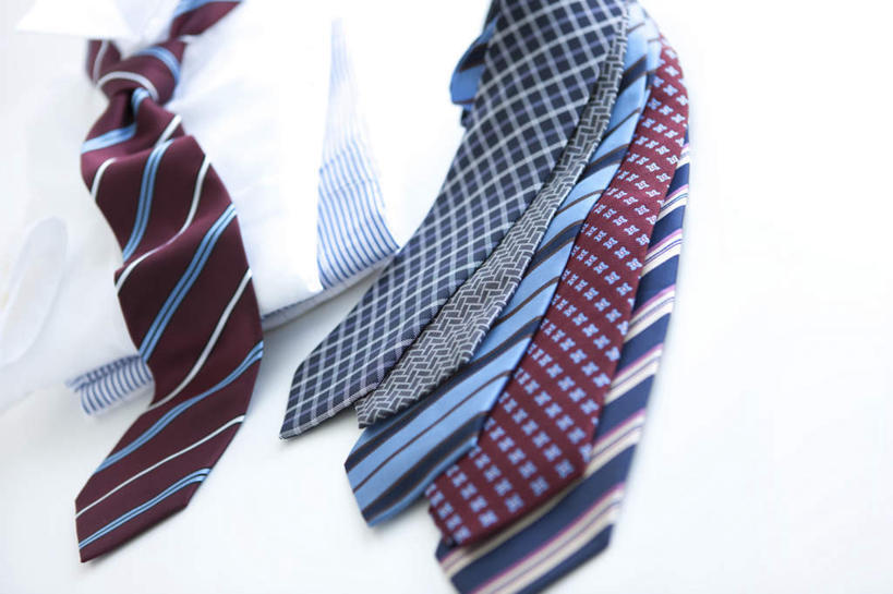 无人,横图,俯视,室内,白天,白色背景,衬衫,桌子,一堆,许多,阴影,堆叠,堆积,光线,影子,领带,阳光,摄影,影棚,堆,象征,庄重,身份,正式,地位,彩图,高角度拍摄,影棚拍摄,衬衣,拍摄