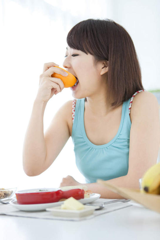 东方人,一个人,坐,举,吃,竖图,室内,白天,正面,餐桌,桌子,柑橘,香蕉,餐具,水果,亚洲,仅一个年轻女性,仅一个女性,仅一个人,一堆,许多,握,堆叠,堆积,新鲜,碟子,盘,生食,食品,果实,拿,拿着,黄种人,食物,盘子,碟,托,握着,有机食品,绿色食品,餐台,堆,年轻女性,女人,女性,亚洲人,橘子,桔子,甘蕉,橙子,橙,举起,举手,举着,嚼,食,向上举,向上伸,向上托,坐着,半身,彩图