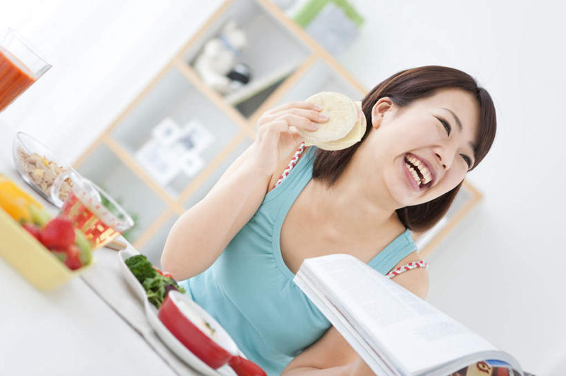 点心,面包,东方人,一个人,坐,举,笑,微笑,露齿笑,横图,室内,白天,正面,柜子,桌子,萝卜,胡萝卜,餐具,书籍,亚洲,仅一个年轻女性,仅一个女性,仅一个人,握,碟子,盘,墙,生菜,莴苣,食品,面点,倾斜,拿,拿着,注视,黄种人,墙壁,墙面,食物,盘子,橱柜,碟,饼干,零食,观察,看,托,握着,观看,察看,关注,春菜,鹅仔菜,莴仔菜,千金菜,叶用莴苣,年轻女性,女人,女性,亚洲人,书,图书,红萝卜,甘荀,举起,举手,举着,向上举,向上伸,向上托,坐着,半身,彩图