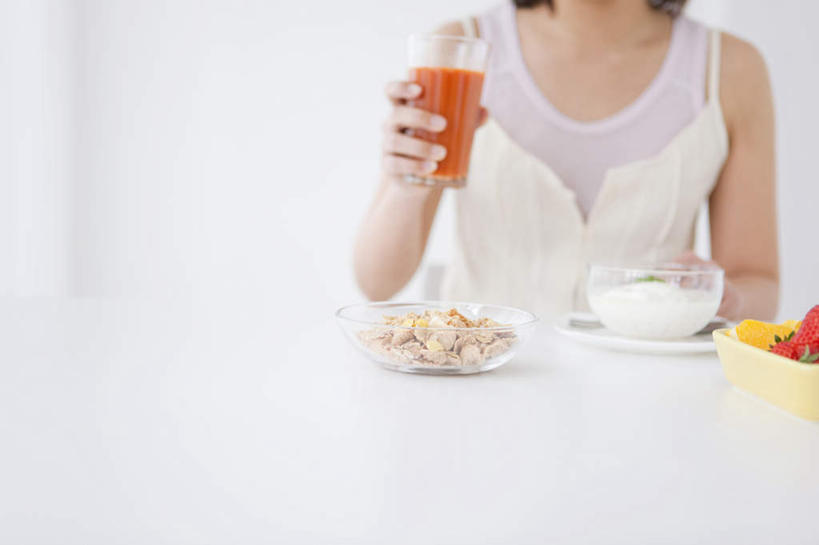 果汁,东方人,一个人,坐,举,横图,室内,白天,白色背景,正面,桌子,菠萝,草莓,浆果,水果,玻璃,亚洲,仅一个年轻女性,仅一个女性,仅一个人,一堆,许多,握,堆叠,堆积,新鲜,墙,生食,食品,冰激凌,果实,清凉,拿,拿着,黄种人,墙壁,墙面,玻璃制品,食物,碗,冷饮,托,舒服,冰淇淋,握着,摄影,有机食品,绿色食品,影棚,堆,解暑,解渴,雪糕,舒爽,冰糕,消暑,年轻女性,女人,女性,亚洲人,洋莓,水果皇后,红莓,凤梨,地莓,举起,举手,举着,向上举,向上伸,向上托,坐着,半身,彩图,影棚拍摄,拍摄