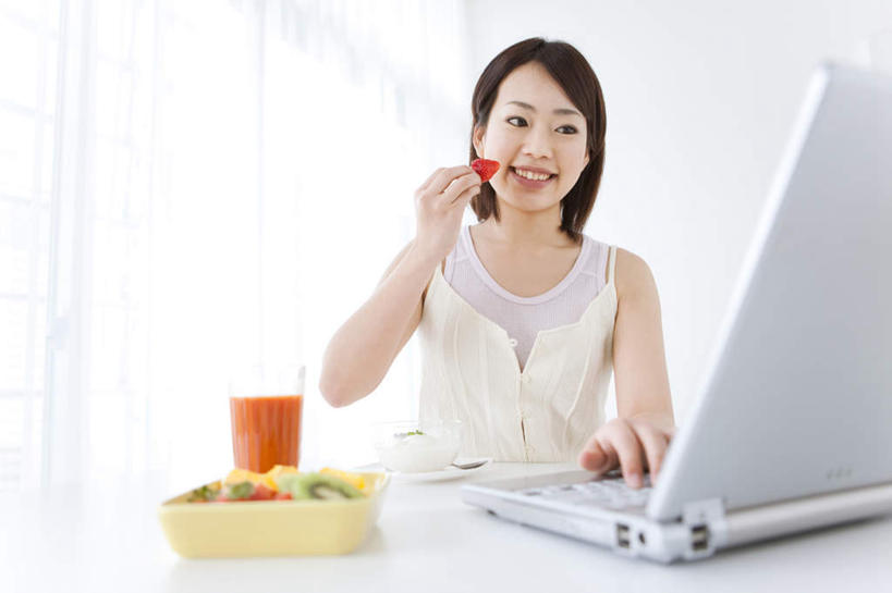 果汁,东方人,一个人,坐,举,笑,微笑,露齿笑,横图,室内,白天,白色背景,正面,电脑,笔记本电脑,桌子,菠萝,草莓,浆果,猕猴桃,杯子,水果,亚洲,仅一个年轻女性,仅一个女性,仅一个人,一堆,许多,堆叠,堆积,新鲜,网络,生食,食品,果实,注视,黄种人,通讯设备,玻璃制品,食物,水杯,观察,看,托,摄影,有机食品,绿色食品,影棚,观看,堆,察看,无线,关注,通信设备,无线网络,无线上网,便携式电脑,手提电脑,年轻女性,女人,女性,亚洲人,玻璃杯,洋莓,水果皇后,奇异果,猕猴梨,红莓,凤梨,地莓,举起,举手,举着,向上举,向上伸,向上托,坐着,半身,彩图,影棚拍摄,拍摄