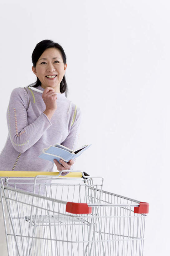 东方人,一个人,站,举,笑,微笑,露齿笑,竖图,室内,白天,白色背景,正面,购物,消费,购物车,亚洲,仅一个年轻女性,仅一个女性,仅一个人,握,笔,办公用品,记事本,拿,拿着,注视,黄种人,文具,本子,笔记本,学习用品,观察,看,托,站着,搭,握着,金融,摄影,影棚,观看,文具用品,察看,搭着,关注,选购,贸易,血拼,年轻女性,女人,女性,亚洲人,举起,举手,举着,向上举,向上伸,向上托,站立,半身,彩图,影棚拍摄,拍摄