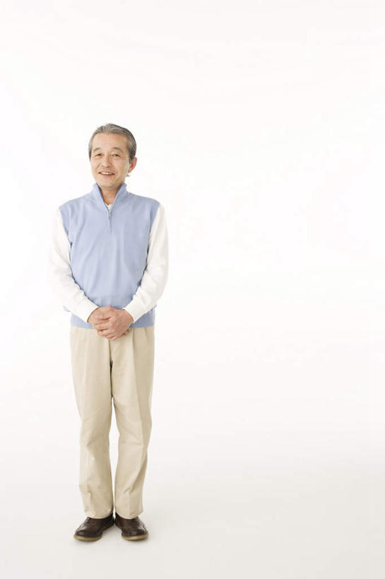 东方人,一个人,站,笑,双手交叉,微笑,露齿笑,竖图,室内,白天,白色背景,正面,亚洲,仅一个男性,仅一个人,服装,注视,休闲装,黄种人,衣服,蓝色,观察,看,站着,仅一个老年男性,休闲,休闲服,摄影,服饰,影棚,观看,察看,关注,老年男性,男人,男性,亚洲人,站立,彩图,全身,影棚拍摄,拍摄