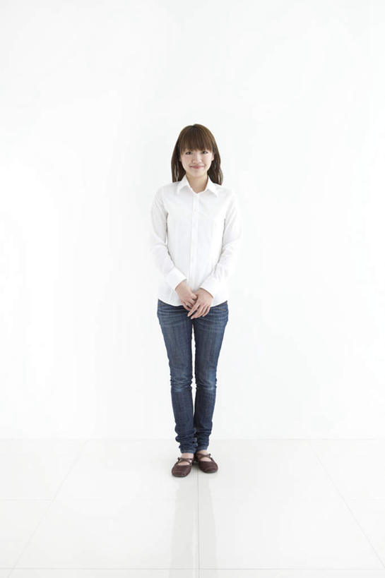 东方人,一个人,站,笑,微笑,竖图,室内,白天,白色背景,正面,衬衫,亚洲,仅一个年轻女性,仅一个女性,仅一个人,服装,注视,休闲装,黄种人,衣服,白色,黑色,观察,看,手放前,站着,休闲,休闲服,摄影,服饰,影棚,观看,察看,关注,年轻女性,女人,女性,亚洲人,长发,站立,彩图,全身,影棚拍摄,衬衣,拍摄