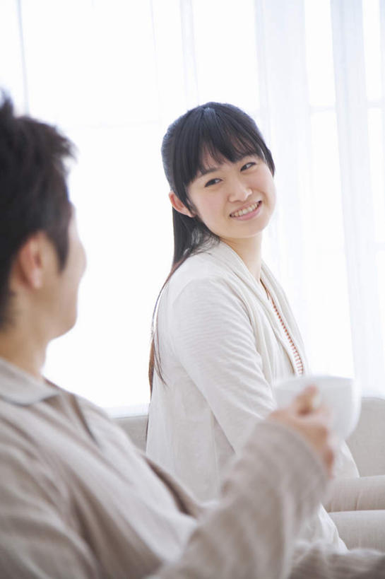 东方人,两个人,夫妻,坐,竖图,室内,白天,侧面,爱情,窗帘,杯子,亚洲,服装,装饰,瓷器,咖啡杯,陶瓷制品,浪漫,拿,拿着,注视,休闲装,黄种人,衣服,黑色,帘子,观察,看,休闲,休闲服,遮阳,恩爱,恋人,服饰,观看,华丽,修饰,点缀,察看,关注,瓷杯,衬托,美观,雅致,雅观,男人,男性,年轻男性,年轻女性,女人,女性,亚洲人,长发,夫妇,情侣,坐着,半身,彩图,伴侣