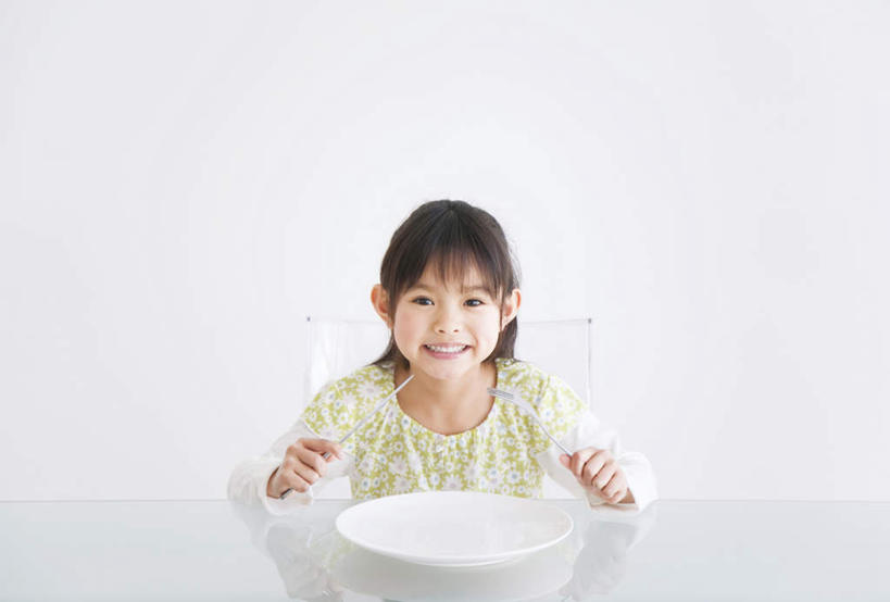 东方人,儿童,一个人,坐,横图,俯视,室内,白天,白色背景,纯洁,餐桌,桌子,餐具,亚洲,仅一个女性,仅一个人,服装,墙,注视,休闲装,黄种人,墙壁,墙面,小孩,衣服,绿色,黑色,碗,观察,看,仅一个小孩,休闲,休闲服,可爱,童年,童趣,摄影,服饰,影棚,餐台,观看,察看,关注,童真,烂漫,无邪,天真,女孩,女人,女性,亚洲人,孩子,长发,进餐用具,烹调用具,坐着,半身,彩图,高角度拍摄,影棚拍摄,拍摄,女生