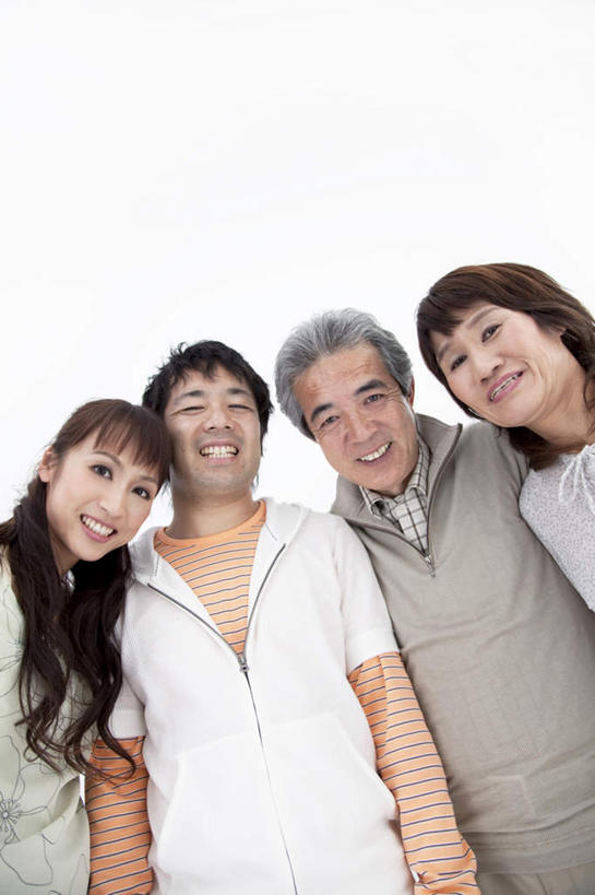 东方人,两个人,家庭,夫妻,母亲,父亲,女儿,儿子,站,笑,微笑,露齿笑,竖图,室内,白天,白色背景,仰视,爱情,亚洲,服装,浪漫,注视,休闲装,黄种人,衣服,观察,看,靠,靠着,站着,休闲,温暖,温馨,父女,母子,一家人,休闲服,恩爱,父爱,母爱,恋人,摄影,服饰,影棚,观看,和睦,察看,关注,男人,男性,年轻男性,年轻女性,女人,女性,中年男性,中年女性,亚洲人,夫妇,情侣,站立,半身,彩图,低角度拍摄,影棚拍摄,拍摄,伴侣,融洽