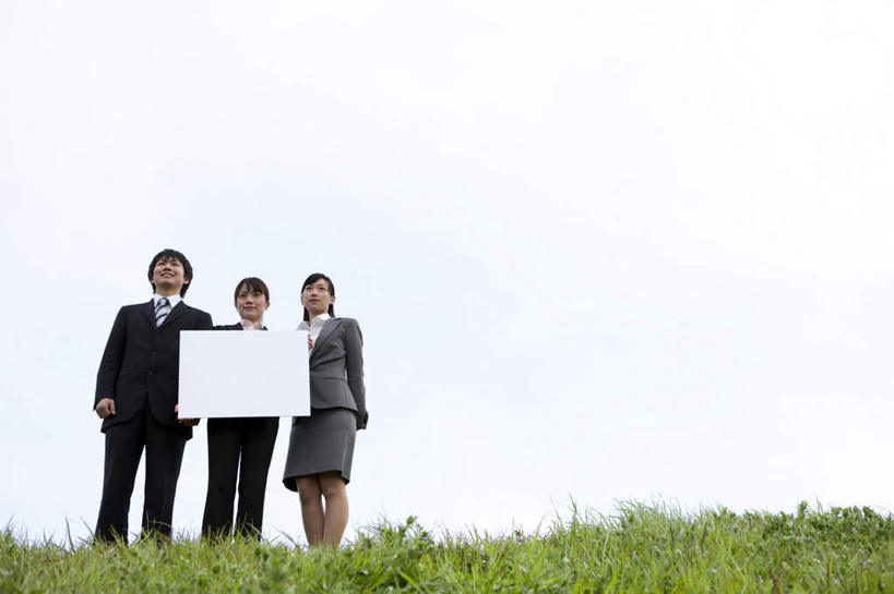 东方人,三个人,同事,商务人士,商务男性,商务女性,站,横图,室外,白天,仰视,衬衫,成功,合作,团队,集体,信心,草地,草坪,植物,亚洲,套装,云,云朵,领带,拿,云彩,拿着,注视,黄种人,队伍,草,蓝色,绿色,白云,蓝天,天空,白板,天,观察,看,站着,晴朗,观看,察看,领导,象征,庄重,成就,关注,商务装,身份,记录板,合伙,领袖,工薪阶层,记事板,正式,地位,男人,男性,年轻男性,年轻女性,女人,女性,亚洲人,年轻人,白领,上班族,晴空,站立,彩图,低角度拍摄,全身,衬衣