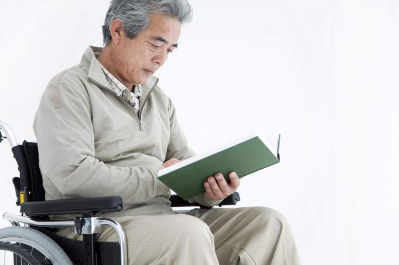 东方人,一个人,坐,横图,室内,白天,白色背景,侧面,看书,阅读,书籍,亚洲,仅一个男性,仅一个人,学习,服装,工具,拿,拿着,注视,休闲装,黄种人,衣服,轮椅,书本,低头,复健,观察,看,仅一个老年男性,休闲,康复,休闲服,器械,读书,浏览,摄影,服饰,影棚,观看,察看,医疗设备,关注,医疗器械,医疗工具,辅助设备,老年男性,男人,男性,亚洲人,书,图书,坐着,半身,彩图,影棚拍摄,拍摄