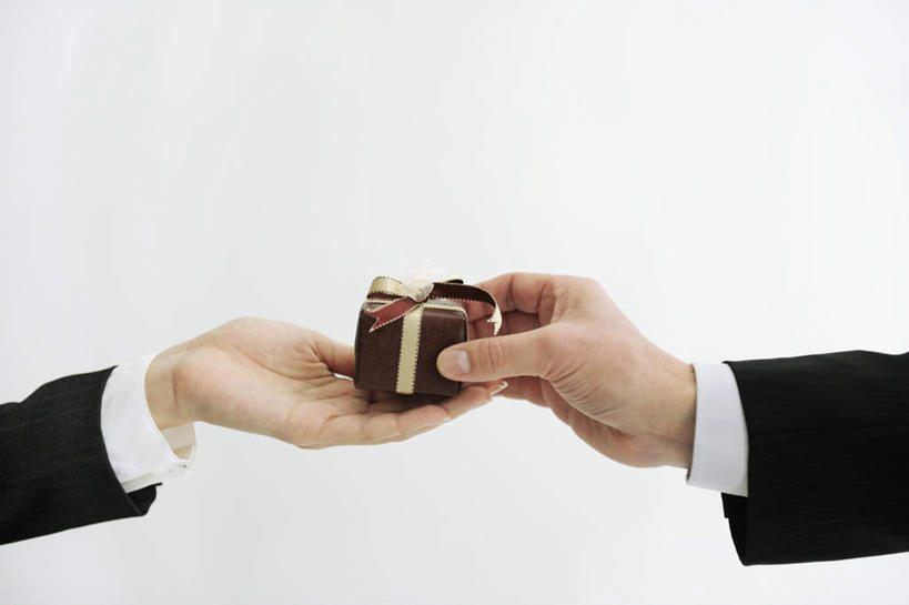 东方人,手,两个人,同事,商务人士,商务男性,商务女性,站,捧,横图,室内,特写,白天,白色背景,正面,衬衫,成功,合作,团队,集体,信心,礼盒,礼物,亚洲,双手,套装,纸盒,领带,黄种人,队伍,盒子,包装盒,礼品盒,站着,手部,摄影,礼品,影棚,领导,象征,庄重,成就,商务装,身份,合伙,领袖,工薪阶层,正式,地位,男人,男性,年轻男性,年轻女性,女人,女性,亚洲人,年轻人,白领,上班族,端,端着,捧着,手捧,站立,半身,彩图,影棚拍摄,衬衣,拍摄