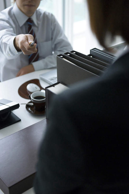 东方人,手,两个人,同事,商务人士,商务男性,商务女性,办公室,坐,竖图,俯视,室内,特写,白天,衬衫,成功,合作,团队,集体,信心,桌子,亚洲,套装,笔,办公桌,办公用品,钢笔,领带,黄种人,队伍,相视,文具,学习用品,面对面,手部,对视,单手,文具用品,领导,象征,庄重,成就,相对,商务装,身份,合伙,领袖,工薪阶层,相看,正式,地位,男人,男性,年轻男性,年轻女性,女人,女性,亚洲人,年轻人,白领,上班族,坐着,半身,彩图,高角度拍摄,衬衣