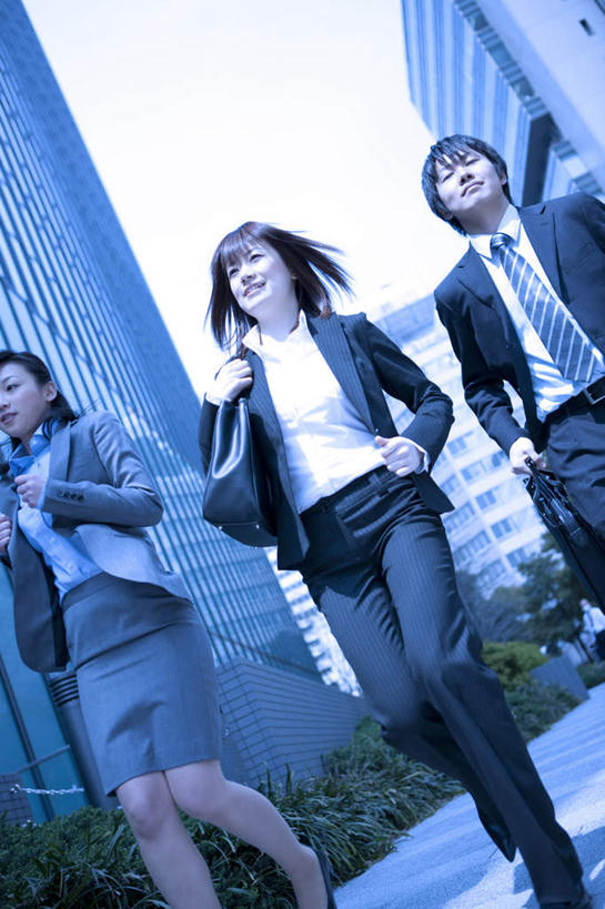 东方人,三个人,同事,商务人士,商务男性,商务女性,高楼大厦,站,走,竖图,室外,白天,仰视,衬衫,成功,合作,团队,集体,信心,大厦,道路,建筑,街道,路,摩天大楼,公路,亚洲,套装,包,皮包,云,云朵,领带,交通,拿,云彩,拿着,注视,黄种人,队伍,蓝色,白云,蓝天,天空,天,观察,看,站着,晴朗,观看,单肩包,察看,领导,象征,庄重,成就,关注,商务装,身份,合伙,领袖,工薪阶层,正式,地位,男人,男性,年轻男性,年轻女性,女人,女性,亚洲人,年轻人,白领,上班族,晴空,马路,步行,散步,站立,走路,半身,彩图,低角度拍摄,衬衣,大楼,高层建筑,高楼,摩天楼