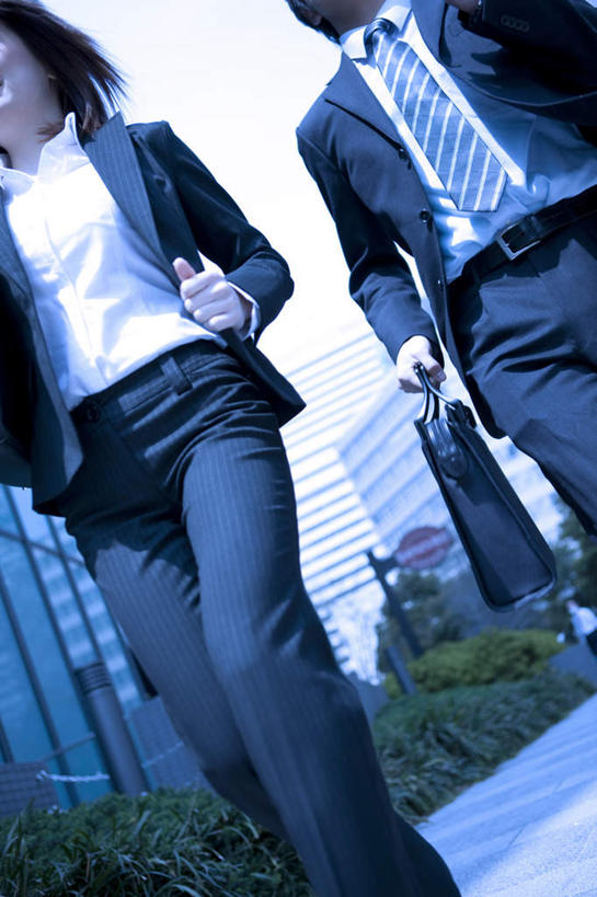 东方人,两个人,同事,商务人士,商务男性,商务女性,高楼大厦,站,走,竖图,室外,白天,仰视,衬衫,成功,合作,团队,集体,信心,大厦,道路,建筑,街道,路,摩天大楼,公路,亚洲,套装,包,公文包,云,云朵,领带,交通,拿,云彩,拿着,注视,黄种人,队伍,蓝色,白云,蓝天,天空,天,观察,看,站着,晴朗,公事包,观看,察看,领导,象征,庄重,成就,关注,商务装,身份,合伙,领袖,工薪阶层,正式,地位,男人,男性,年轻男性,年轻女性,女人,女性,亚洲人,年轻人,白领,上班族,晴空,马路,步行,散步,站立,走路,半身,彩图,低角度拍摄,衬衣,大楼,高层建筑,高楼,摩天楼