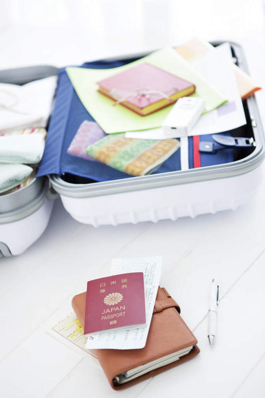 无人,竖图,俯视,室内,特写,白天,白色背景,静物,一本,一双,服装,日文,英文,标志,拉杆箱,旅行箱,文字,字符,字母,记事本,标识,衣服,本子,笔记本,行李箱,箱子,摄影,服饰,影棚,出差,英文字母,护照,日语,彩图,高角度拍摄,影棚拍摄,旅行,拍摄