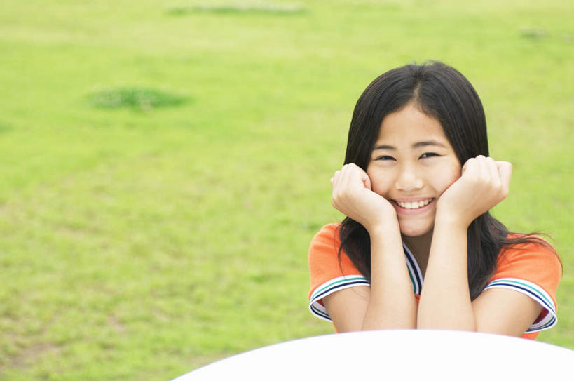 东方人,一个人,站,笑,微笑,露齿笑,横图,室外,白天,正面,T恤衫,草地,草坪,植物,亚洲,仅一个年轻女性,仅一个女性,仅一个人,撑,服装,T恤,托腮,注视,休闲装,黄种人,草,衣服,绿色,观察,看,托,站着,休闲,休闲服,橙色,服饰,观看,察看,关注,托下巴,年轻女性,女人,女性,亚洲人,站立,半身,彩图