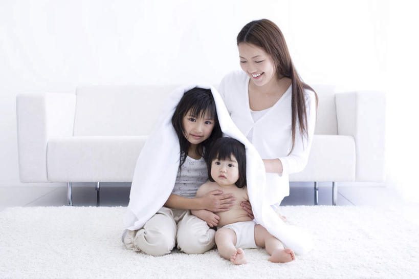 东方人,儿童,三个人,家庭,母亲,女儿,儿子,客厅,站,坐,摸,横图,室内,白天,正面,纯洁,沙发,亚洲,抚摸,服装,纺织物,注视,休闲装,黄种人,小孩,衣服,毛巾,观察,看,清洁,站着,休闲,温暖,温馨,母女,母子,一家人,休闲服,可爱,母爱,童年,童趣,服饰,观看,保暖,和睦,察看,起居室,关注,童真,透气,烂漫,无邪,防水,客堂,储水,耐磨,吸水,天真,男孩,男人,男性,年轻女性,女孩,女人,女性,亚洲人,孩子,年轻人,触摸,接触,站立,坐着,彩图,全身,融洽,男生,女生,皮沙发