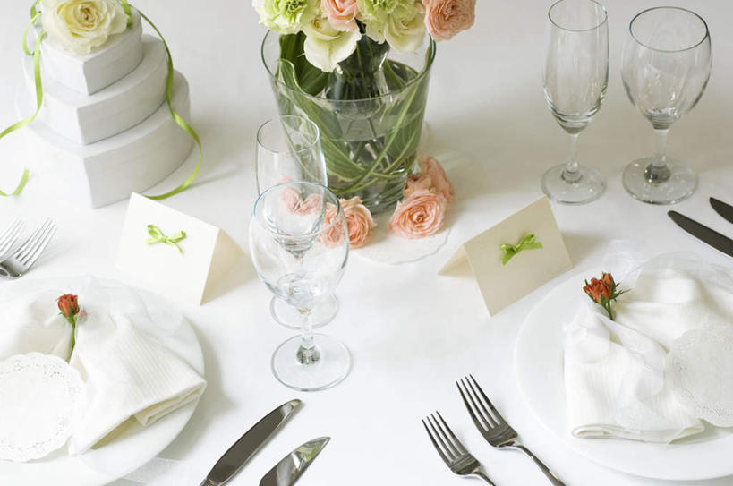 无人,横图,俯视,室内,特写,白天,爱情,幸福,纯洁,热情,餐桌,桌子,玫瑰,静物,杯子,餐具,礼盒,礼物,刀叉,碟子,高脚杯,盘,纸盒,玫瑰花,纸张,红酒杯,浪漫,玻璃制品,盒子,粉色,绿色,白色,包装盒,盘子,酒杯,卡片,礼品盒,碟,温暖,温馨,恩爱,摄影,礼品,影棚,餐台,和睦,感动,尊敬,天真,刺玫花,徘徊花,玻璃杯,彩图,高角度拍摄,影棚拍摄,拍摄,融洽