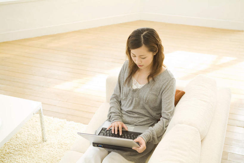 东方人,一个人,坐,横图,俯视,室内,白天,电脑,笔记本电脑,地板,亚洲,仅一个年轻女性,仅一个女性,仅一个人,敲打,服装,网络,地面,拿,拿着,注视,休闲装,黄种人,输入,通讯设备,木地板,衣服,打字,观察,看,休闲,休闲服,服饰,观看,点击,敲击,察看,无线,关注,通信设备,无线网络,无线上网,便携式电脑,按键,手提电脑,年轻女性,女人,女性,亚洲人,坐着,半身,彩图,高角度拍摄