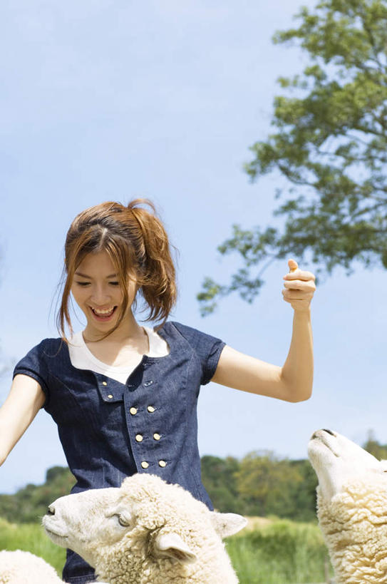 东方人,一个人,站,笑,微笑,露齿笑,竖图,室内,白天,正面,植物,羊,亚洲,仅一个年轻女性,仅一个女性,仅一个人,两头,服装,云,云朵,云彩,注视,休闲装,黄种人,树,树木,衣服,蓝色,绿色,白云,蓝天,天空,自然,动物,天,观察,看,站着,休闲,休闲服,家畜,服饰,牲畜,生长,晴朗,成长,观看,察看,关注,年轻女性,女人,女性,亚洲人,晴空,绵羊,站立,半身,彩图