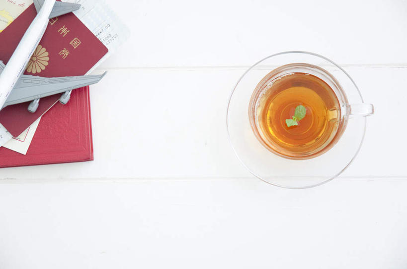 无人,横图,俯视,室内,特写,白天,游戏,幸福,茶,桌子,飞机,静物,杯子,玩具,一堆,堆叠,堆积,办公桌,茶叶,交通,玩,娱乐,航空,玻璃制品,卡片,模型,水杯,交通工具,享受,休闲,温馨,放松,乐趣,益智,运输,一架,活动,堆,护照,证明,提神,舒适,客机,发泄,消遣,智力,载具,醒脑,宣泄,玻璃杯,玩耍,嬉戏,彩图,高角度拍摄,证件