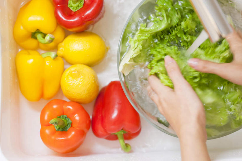 东方人,一个人,站,横图,俯视,室内,特写,白天,辣椒,蔬菜,金属制品,亚洲,仅一个年轻女性,仅一个女性,仅一个人,新鲜,金属,工具,水龙头,食品,刀具,拿,拿着,黄种人,开关,食物,刀,打开,站着,有机食品,绿色食品,阀门,开启,菜刀,彩椒,辣角,红海椒,大椒,辣虎,广椒,切菜刀,水咀,年轻女性,女人,女性,亚洲人,甜椒,柿子椒,辣子,海椒,番椒,灯笼椒,清洗,站立,半身,彩图,高角度拍摄