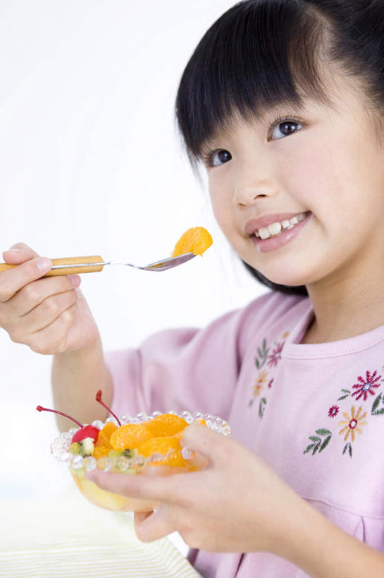 点心,东方人,儿童,一个人,坐,竖图,室内,白天,白色背景,正面,下午茶,纯洁,餐桌,桌子,樱桃,水果,亚洲,仅一个女性,仅一个人,服装,新鲜,生食,食品,布丁,果实,拿,拿着,注视,休闲装,黄种人,食物,小孩,衣服,红色,碗,观察,看,仅一个小孩,休闲,休闲服,可爱,童年,童趣,摄影,服饰,有机食品,绿色食品,影棚,餐台,观看,察看,关注,童真,烂漫,无邪,天真,女孩,女人,女性,亚洲人,孩子,樱珠,莺桃,英桃,楔桃,牛桃,荆桃,坐着,半身,彩图,影棚拍摄,拍摄,女生