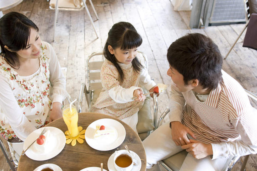 点心,咖啡,东方人,儿童,三个人,家庭,夫妻,母亲,父亲,女儿,坐,吃,横图,俯视,室内,白天,爱情,下午茶,幸福,纯洁,杯子,餐具,亚洲,服装,碟子,盘,勺子,食品,浪漫,拿,切块,拿着,注视,休闲装,黄种人,娱乐,玻璃制品,食物,糕点,饮料,小孩,衣服,盘子,水杯,调羹,碟,汤匙,观察,看,张嘴,享受,休闲,温暖,温馨,父女,母女,三口之家,一家人,休闲服,恩爱,放松,父爱,可爱,乐趣,母爱,童年,童趣,喂,恋人,服饰,观看,和睦,察看,提神,舒适,关注,醒脑,张大嘴巴,童真,烂漫,无邪,软饮料,天真,男人,男性,年轻男性,年轻女性,女孩,女人,女性,亚洲人,孩子,年轻人,夫妇,情侣,玻璃杯,张开嘴,嚼,食,坐着,半身,彩图,高角度拍摄,伴侣,融洽,蛋糕,女生