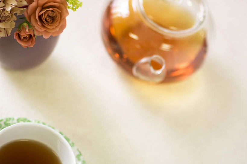 无人,横图,俯视,室内,特写,白天,爱情,幸福,纯洁,热情,植物,茶,玫瑰,杯子,叶子,茶叶,褐色,绿叶,玫瑰花,两杯,浪漫,花蕾,娱乐,玻璃制品,花瓣,花朵,花卉,鲜花,两朵,水杯,花苞,享受,休闲,温暖,温馨,嫩叶,恩爱,放松,乐趣,和睦,提神,舒适,醒脑,感动,尊敬,天真,刺玫花,徘徊花,叶,叶片,玻璃杯,彩图,高角度拍摄,融洽